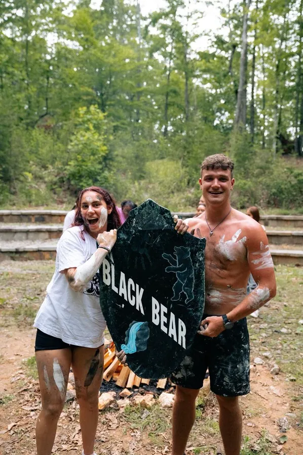 Katherine Londoño con otro counselor en el campamento