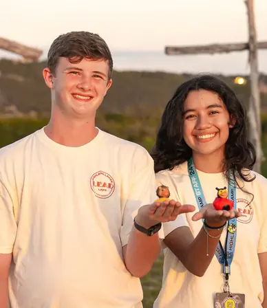 Dos counselors sonriendo al atardecer