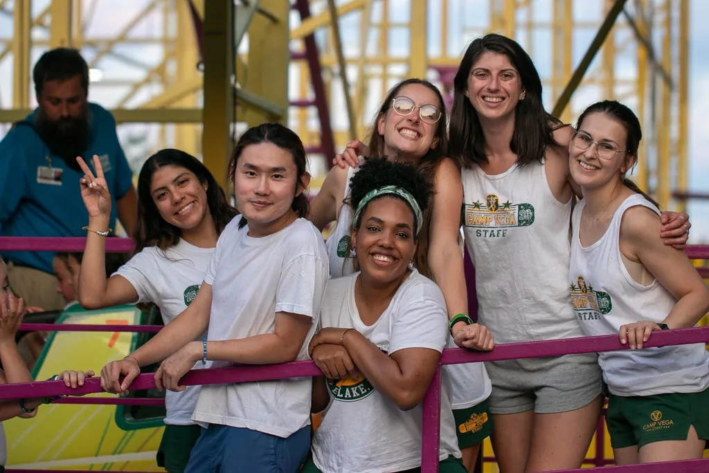 Grupo de counselors sonrientes en una feria